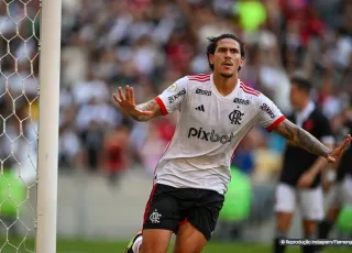 Flamengo aplica 6 a 1 no Vasco e vira líder provisório do Brasileirão