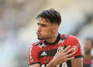 Flamengo derrota o Atlético-MG e encosta nos líderes