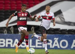 Flamengo enfrenta Atlético-GO tentando manter sonho do Brasileiro vivo