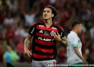 Flamengo goleia no Maracanã para liderar o Campeonato Brasileiro
