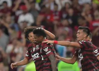 Flamengo vence Atlético Mineiro e amplia vantagem no Brasileiro