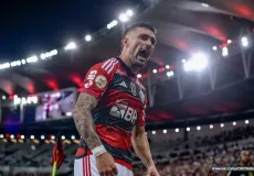Flamengo vence Bragantino e entra na briga pelo título do Brasileiro