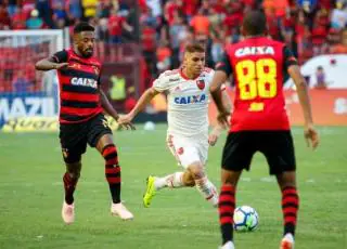 Flamengo vence com um a menos e volta a sonhar com título