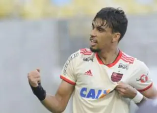 Flamengo vence o Bahia e segue na liderança do Brasileiro