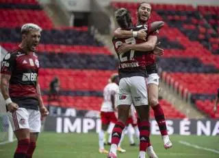 Flamengo vence o Internacional de virada e assume liderança