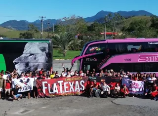 Flatexas e Flagirls levam caravana para partida decisiva do Flamengo na Libertadores