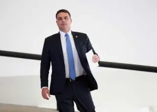 Flávio Bolsonaro admite que Queiroz pagou contas por ele