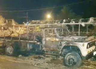 Fogo destrói caminhão e micro-ônibus em Medeiros Neto