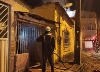 Fogo destrói casa parcialmente no Centro de Teixeira de Freitas