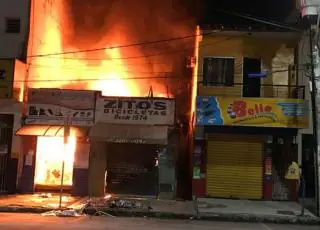 Fogo destrói duas lojas em Eunápolis