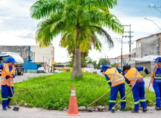 Força-tarefa atua para prevenir alagamentos e recuperar vias danificadas em Teixeira de Freitas