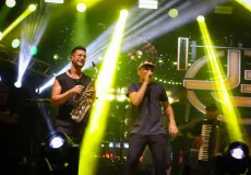 Forró do Asfalto 2025 abre em grande estilo em Nova Viçosa com show de João Gomes e apresentações de quadrilhas juninas