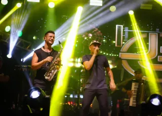 Forró do Asfalto 2025 abre em grande estilo em Nova Viçosa com show de João Gomes e apresentações de quadrilhas juninas
