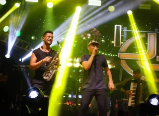 Forró do Asfalto 2025 abre em grande estilo em Nova Viçosa com show de João Gomes e apresentações de quadrilhas juninas