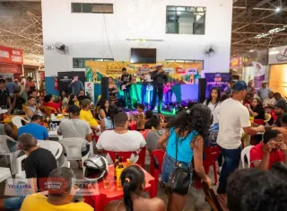 Forró e animação transformam manhã no Mercado Municipal de Teixeira de Freitas