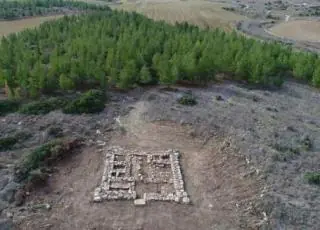 Fortaleza milenar descrita em Livro da Bíblia é descoberta em Israel