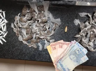 Fuga frustrada: PM prende dupla e apreende crack, maconha e cocaína em Eunápolis