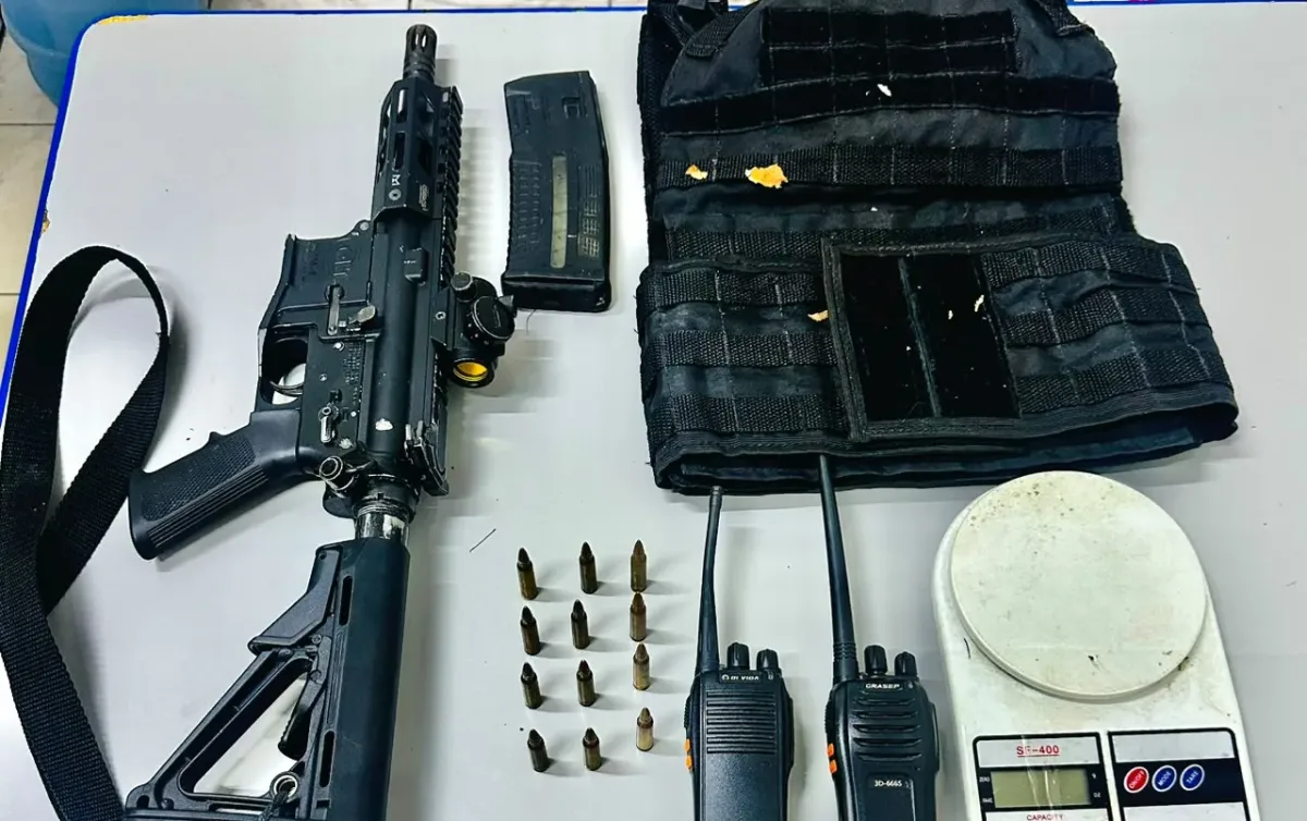 Calcabre Fuzil calibre 5,56 e munições são apreendidos após troca de tiros em ...