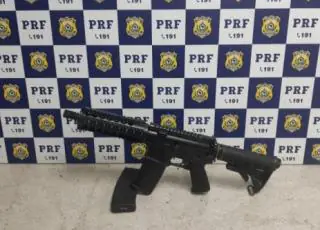 Fuzil e carregadores escondidos em compartimento secreto de veículo são apreendidos na BR 116; assista