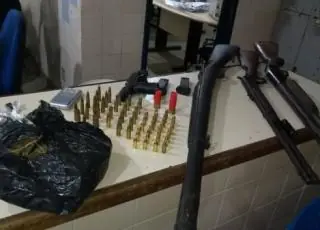 Fuzil, munições e drogas são apreendidos em Valença