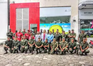 Fuzileiros Navais que limparam o óleo do mar doam sangue em Teixeira de Freitas