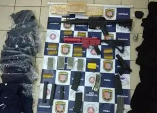 Fuzis e pistolas, drogas e munições são aprendidas pela Rondesp Sudoeste com traficante que morreu em confronto