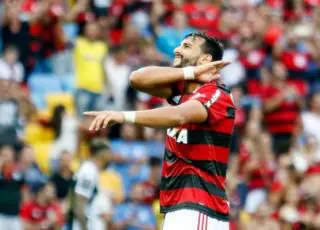 Gabigol perde pênali e Flamengo bate Santos no Maracanã