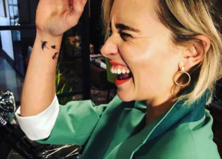 Game of Thrones: Emilia Clarke faz tatuagem de dragões após despedida da série