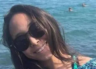 Garota de 14 anos morre após celular explodir no travesseiro enquanto ela dormia