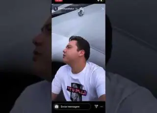 Gente como a gente - Weslley Safadão posta vídeo no aeroporto de Ilhéus comendo ovo frito feito por vizinhos do aeroporto