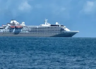 Gigante dos Mares - Transatlântico chega em Caravelas para visita ao Parque Nacional Marinho de Abrolhos