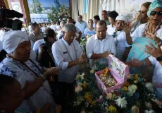 Governador acompanha cortejo na Festa de Yemanjá e entrega presente: “a gente também deposita nossa fé para que a gente tenha um ano de 2025 de muita tranquilidade”