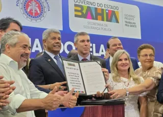 Governador entrega novas viaturas e assina projetos de lei que reestruturam a organização da Segurança Pública na Bahia