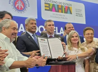 Governador entrega novas viaturas e assina projetos de lei que reestruturam a organização da Segurança Pública na Bahia