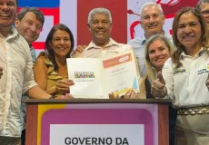 Governador Jerônimo assina reforma do hospital de Medeiros Neto. Prefeito Beto Pinto participou da cerimônia