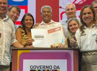 Governador Jerônimo assina reforma do hospital de Medeiros Neto. Prefeito Beto Pinto participou da cerimônia