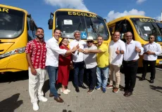 Governador Jerônimo Rodrigues entrega 101 ônibus escolares rurais para ampliar transporte de estudantes em municípios baianos