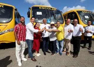 Governador Jerônimo Rodrigues entrega 101 ônibus escolares rurais para ampliar transporte de estudantes em municípios baianos