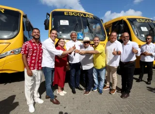 Governador Jerônimo Rodrigues entrega 101 ônibus escolares rurais para ampliar transporte de estudantes em municípios baianos