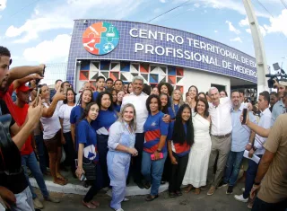 Governador Jerônimo Rodrigues entrega obras e anuncia novos investimentos em Medeiros Neto