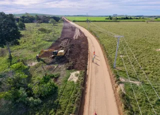 Governo da Bahia inicia pavimentação de estrada que liga Ibirapuã a Vila Portela e Vila Juazeiro