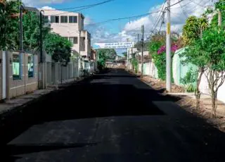 Governo de Teixeira de Freitas conclui etapa de asfaltamento do bairro Recanto do Lago