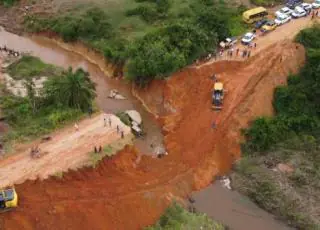 Governo do Estado conclui ações emergenciais no KM 17 da BA-284, entre Itamaraju e o distrito de Alho