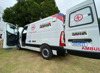 Governo do Estado entrega duas ambulâncias e equipamentos hospitalares em Teixeira de Freitas