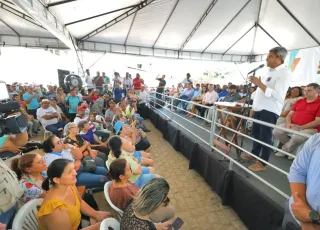 Governo do Estado entrega obras de educação, infraestrutura e esporte, em Itanhém