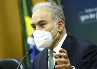 Governo reduz para 7 dias isolamento de pacientes com covid-19