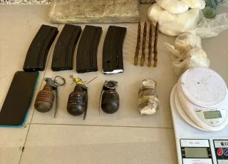 Granadas, carregadores de fuzil e drogas são apreendidas durante ação da polícia em Eunápolis