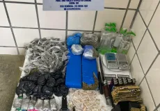 Grande quantidade de drogas e materiais do tráfico são apreendidos pela PM durante operação em Teixeira de Freitas