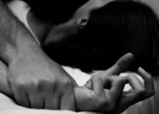 Grávida de 5 meses é estuprada e arremessada de carro em estrada