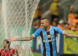 Grêmio vira sobre o Brasil de Pelotas e vence a primeira